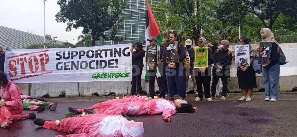 Greenpeace menggelar aksi damai di depan Kedutaan Besar Amerika Serikat (AS) di Jakarta untuk menolak genosida yang dilakukan Israel terhadap warga sipil di Gaza, Palestina. (X@Radio Elshinta)